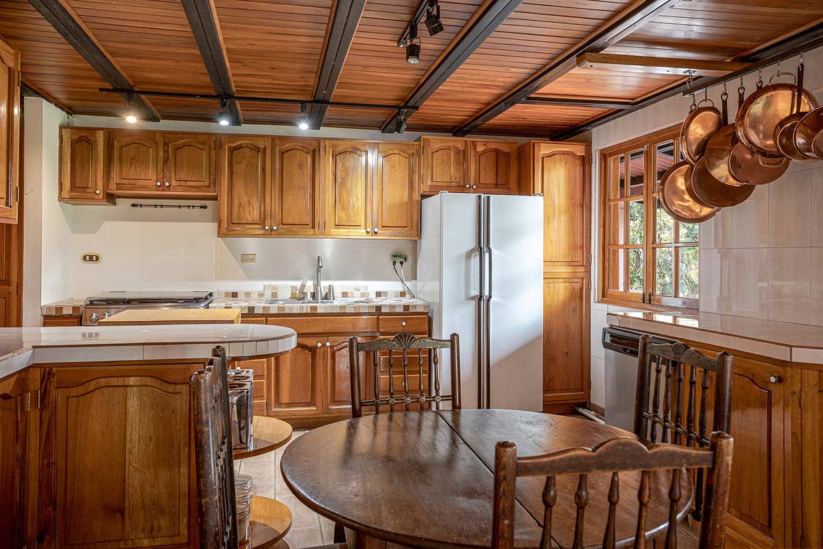 Lifelong investment: traditional kitchen cabinets