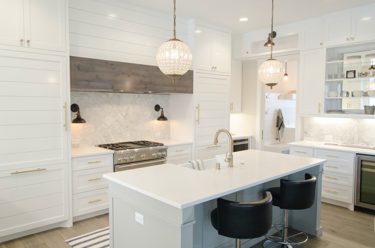 https://cabinetcountryllc.com/files/img/blog/top-8-white-kitchen-designs/many-different-textures-can-still-create-harmony.jpg